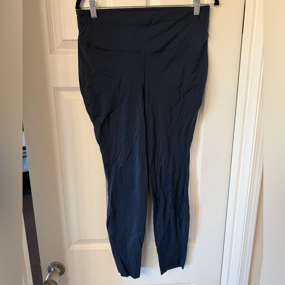 Base pace high rise tight “28 - size 12
Color (true navy)